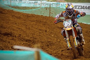 中国足球世界杯记录-新星巴特勒横空出世，惊艳表现照亮TL未来之路